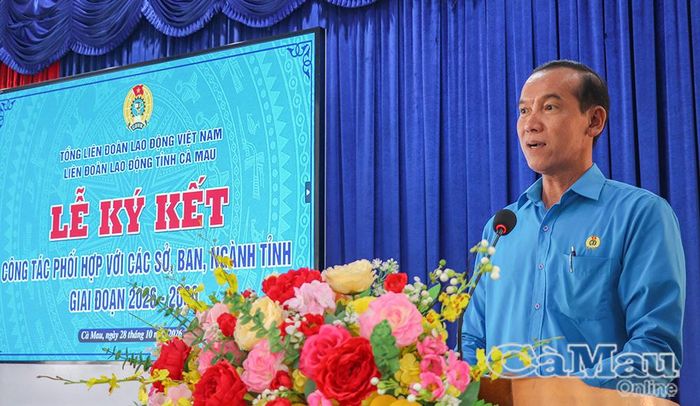 Chủ tịch LĐLĐ tỉnh Lý Công Bắc, phát biểu tại buổi lễ về ý nghĩa của việc tăng cường phối hợp giữa tổ chức Công đoàn với các sở, ban, ngành.
