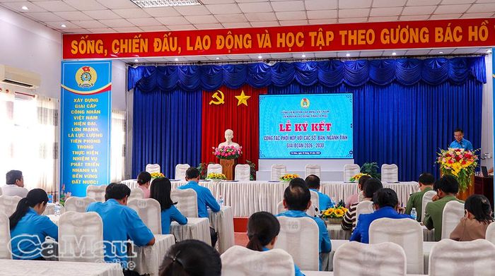 Ông Huỳnh Văn Đậm, Phó Chủ tịch LĐLĐ tỉnh, báo cáo quá trình xây dựng, hoàn thiện các quy chế phối hợp, làm cơ sở triển khai đồng bộ, hiệu quả các nhiệm vụ trong thời gian tới.