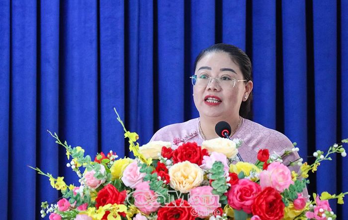 Phó Giám đốc Sở Nội vụ tỉnh Cà Mau Trần Yến Hoà trao đổi nội dung phối hợp thực hiện chính sách, pháp luật liên quan đến người lao động.