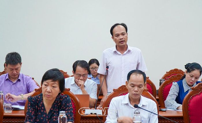 Ông Lê Thanh Tuấn, Phó Trưởng phòng Quản lý nuôi trồng thuỷ sản, Chi cục Thuỷ sản tỉnh Cà Mau, báo cáo tiến độ chuẩn bị không gian trưng bày, triển lãm và thương mại.