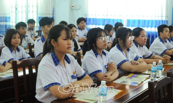 Học sinh được thông tin về thủ đoạn lợi dụng không gian mạng, mạng xã hội và giao dịch trực tuyến để lôi kéo thanh thiếu niên, qua đó nâng cao cảnh giác và chủ động phòng ngừa nguy cơ liên quan đến ma tuý.