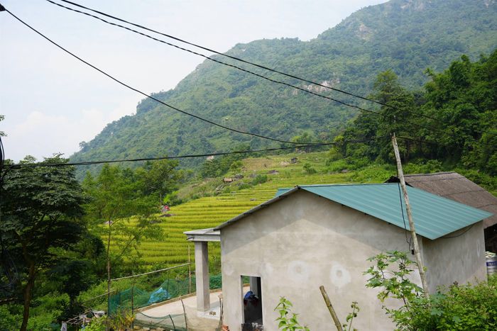 Một góc nhà đồng bào vùng cao Bản Cam - Ảnh: Thu Hiền
