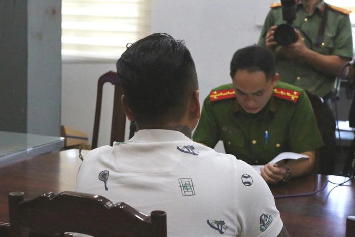 Đào Ngọc Giàu làm việc với cơ quan công an (Ảnh: Hoàng Bình)/Dân Trí