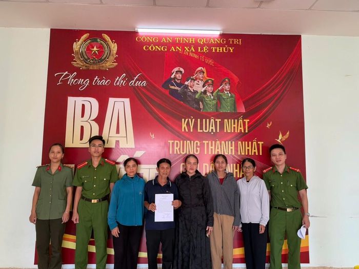 Niềm vui đoàn tụ sau 21 năm xa cách của gia đình bà Trần Thị Bảy. Ảnh: CA.