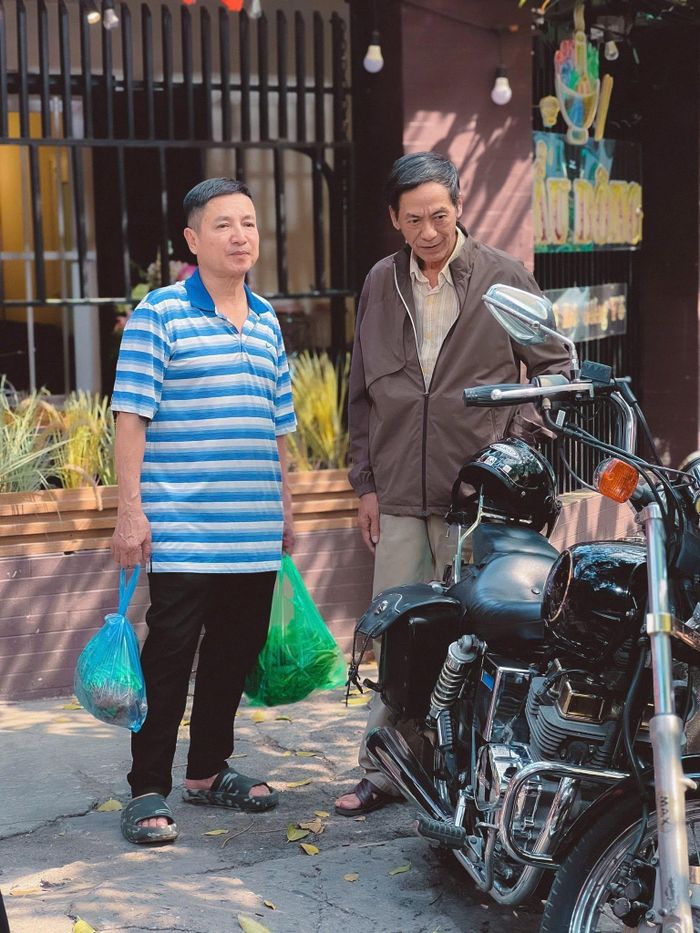 NSƯT Chí Trung trong phim "Dưới ô cửa sáng đèn". Ảnh: VTV