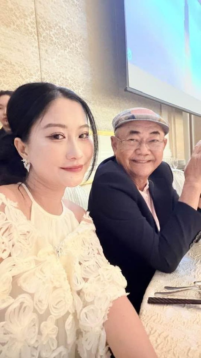 Ngoài việc kinh doanh, Chân Chân còn hỗ trợ chồng trong công việc nghệ thuật.