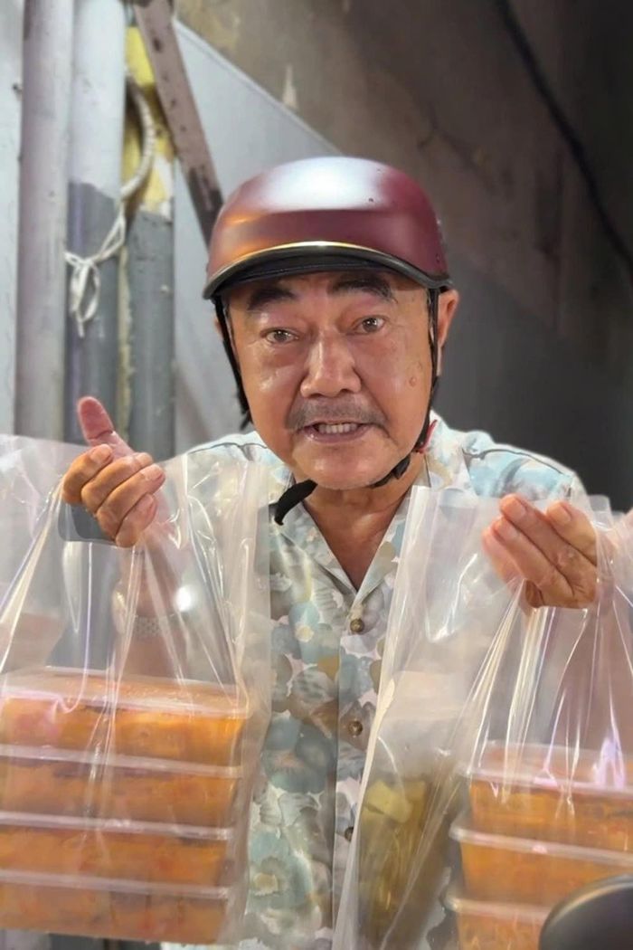 Chân Chân đảm nhận việc nấu nướng, còn NS Việt Anh thường tự lái xe máy giao đồ ăn cho khách khi có thời gian.