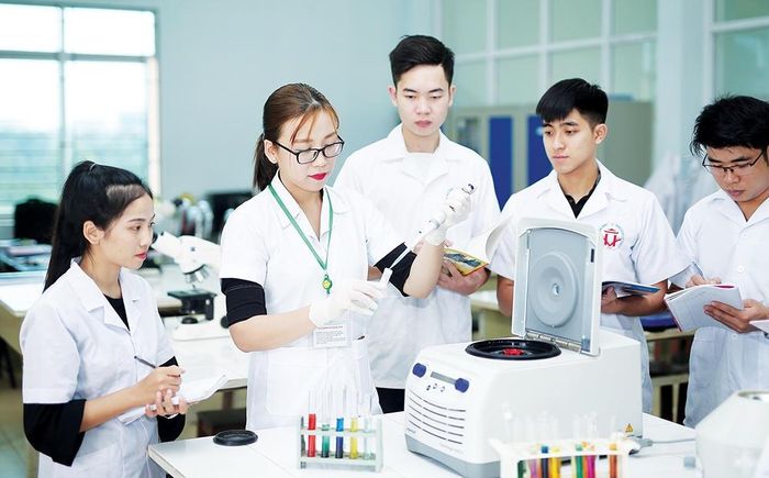 Thông tư 90/2026/TT-BGDĐT quy định cụ thể tiêu chuẩn, điều kiện, chế độ làm việc, bổ nhiệm và xếp lương đối với trợ giảng, nghiên cứu viên và nhân sự hỗ trợ giảng dạy tại các cơ sở giáo dục đại học. (Ảnh minh họa)