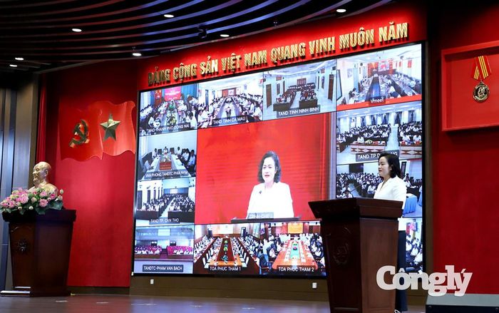 Đồng chí Nguyễn Hải Trâm, Ủy viên Trung ương Đảng, Phó Bí thư Thường trực Đảng ủy, Phó Chánh án TANDTC trình bày chuyên đề.