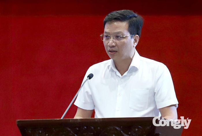 Đồng chí Nguyễn Văn Minh, Ủy viên BCH Đảng bộ, Phó Chủ nhiệm Ủy ban Kiểm tra Đảng ủy, Chánh Thanh tra trình bày chuyên đề.