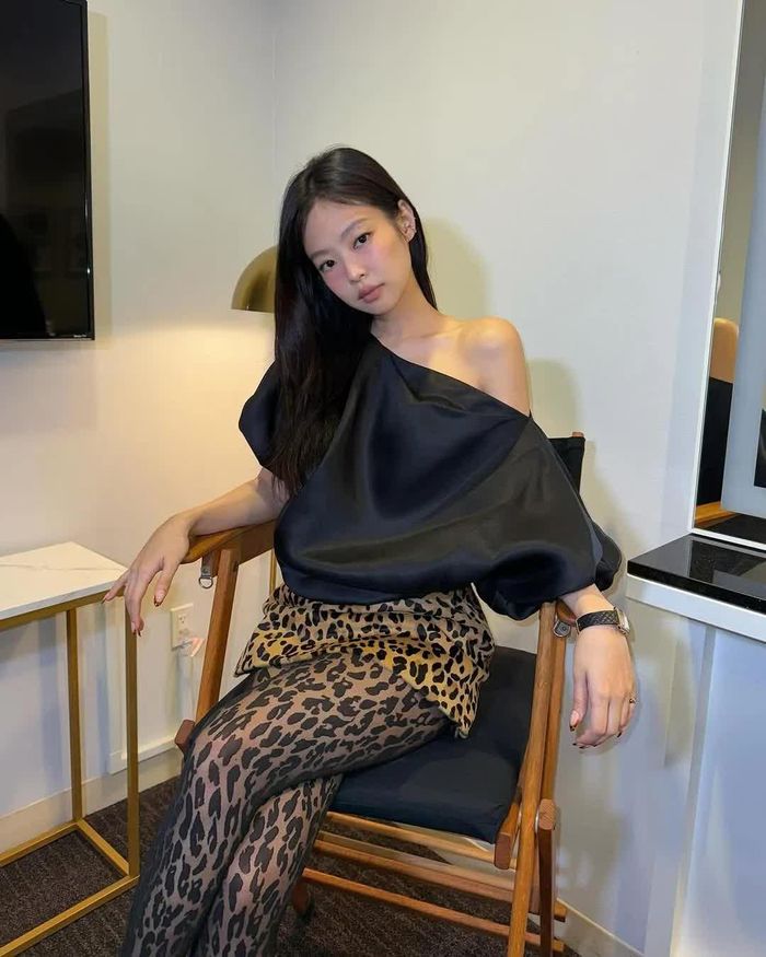 Áo satin trễ vai dễ ứng dụng trong những buổi dạo phố, gặp gỡ bạn bè