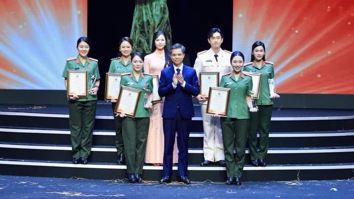 Đồng chí Nguyễn Thị Duyên (Đoàn Công an TPHCM) cùng các đồng nghiệp nhận giải Vàng Phát thanh viên, người dẫn chương trình truyền hình