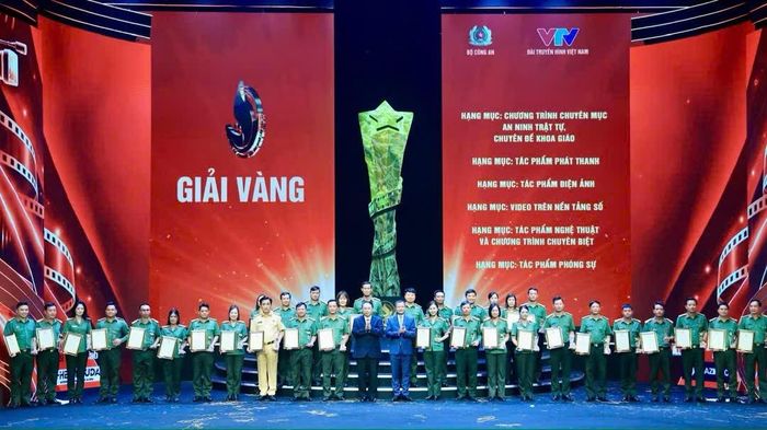 Trao giải vàng cho các tác giả, nhóm tác giả