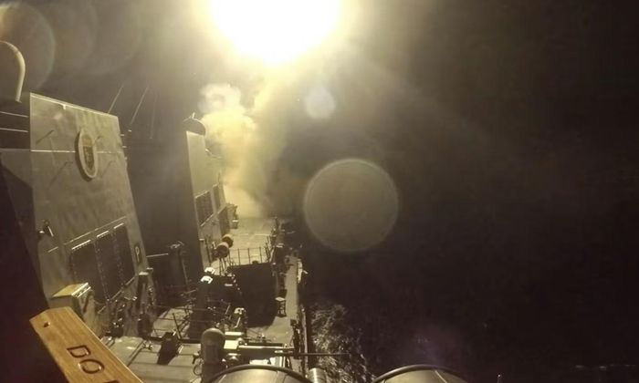 Một tàu sân bay Mỹ phóng tên lửa Tomahawk vào các mục tiêu ở Iran - Ảnh: U.S. Central Command