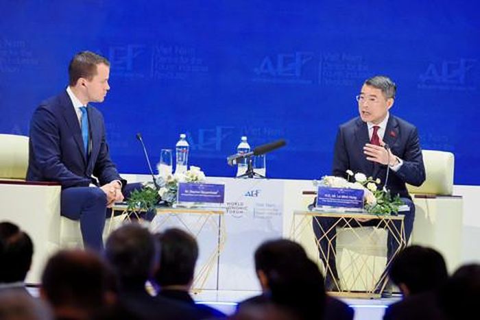 Thủ tướng Lê Minh Hưng đối thoại cùng ông Stephan Mergenthaler, Giám đốc điều hành Diễn đàn Kinh tế Thế giới (WEF)