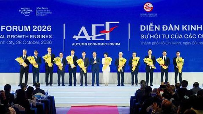 Chủ tịch UBND TPHCM Nguyễn Văn Được trao các quyết định liên quan đến 12 dự án được chấp thuận chủ trương đầu tư hoặc cấp giấy chứng nhận đăng ký đầu tư với quy mô vốn khoảng 337.221,66 tỷ đồng, tương đương 13,58 tỷ USD.