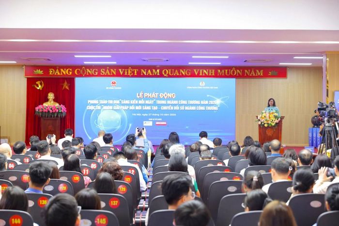 Quang cảnh lễ phát động.