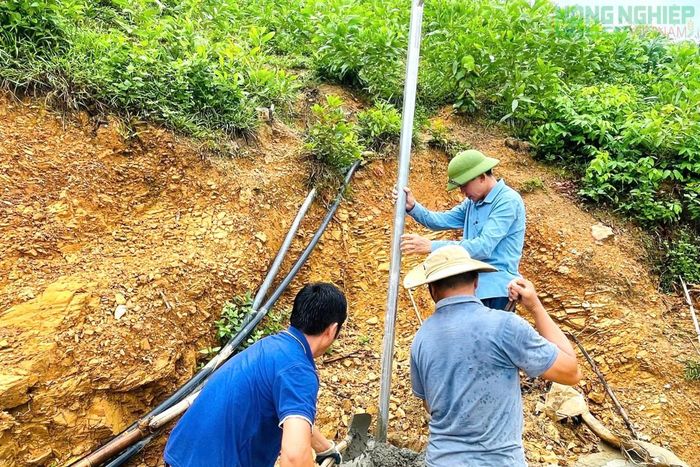 Hàng chục cột điện được lắp đặt dọc tuyến đường, thắp sáng làng quê.