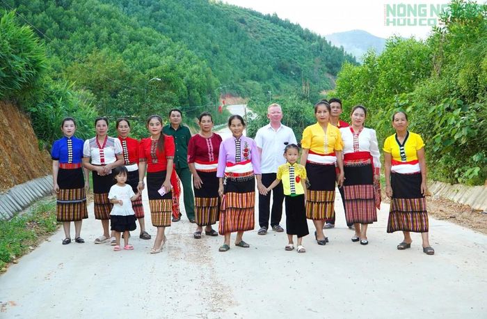 Người dân xóm Đồng Thái vui mừng khi con đường được làm mới, thuận lợi cho việc đi lại.