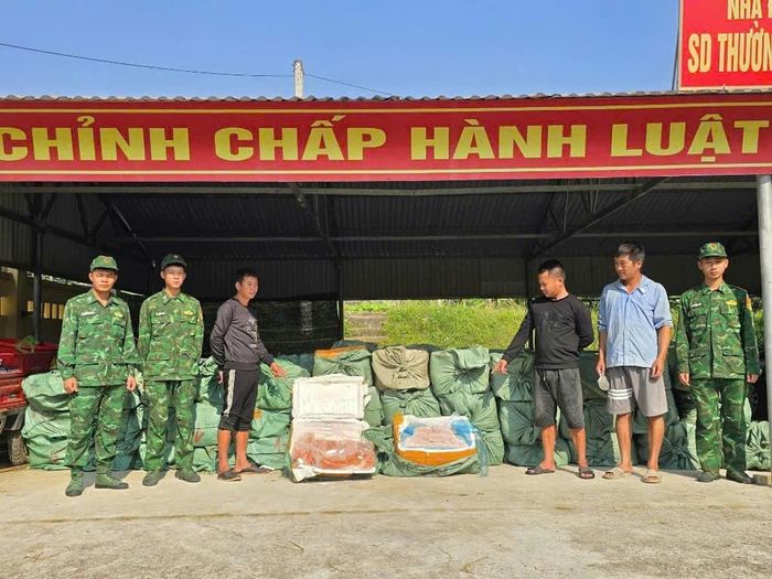 Ảnh . Đối tượng và tang vật bị bắt giữ