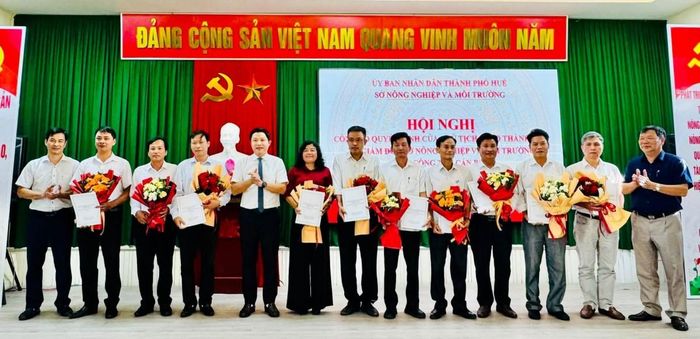 Lãnh đạo Sở Nông nghiệp và Môi trường tặng hoa và chúc mừng