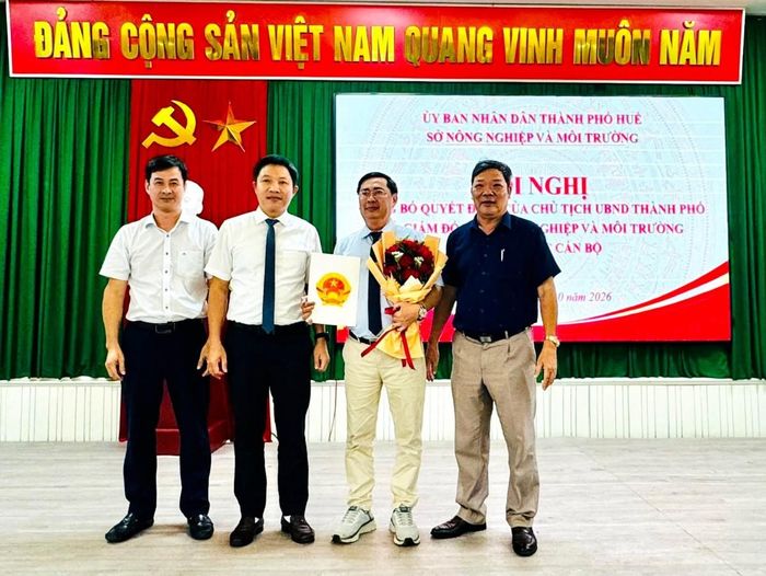 Lãnh đạo Sở Nông nghiệp và Môi trường TP Huế tặng hoa, trao quyết định cho ông Lê Ngọc Tuấn.