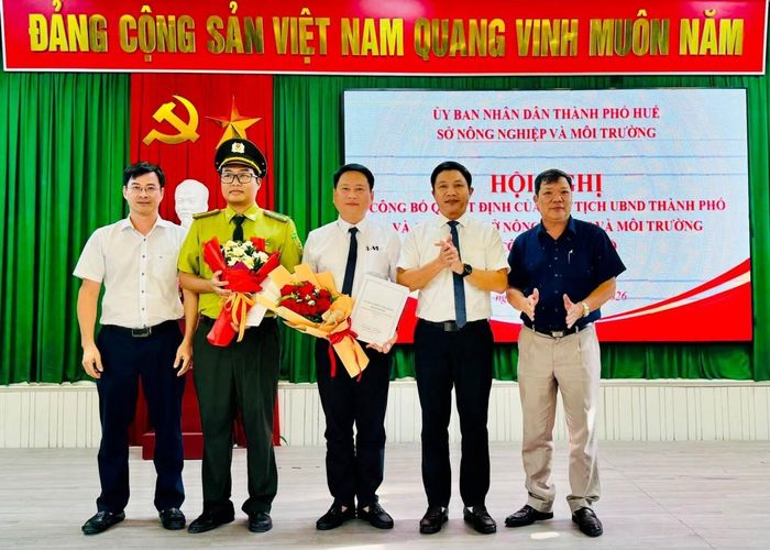 Lãnh đạo Sở Nông nghiệp và Môi trường TP Huế tặng hoa, trao quyết định cho ông Đinh Công Bình và ông Ngô Trung Nhật Quang.
