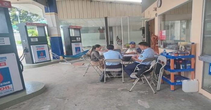 Đội Quản lý thị trường số 1 kiểm tra, giám sát hoạt động kinh doanh xăng dầu trên địa bàn. Ảnh: Chi cục Quản lý thị trường tỉnh Vĩnh Long.