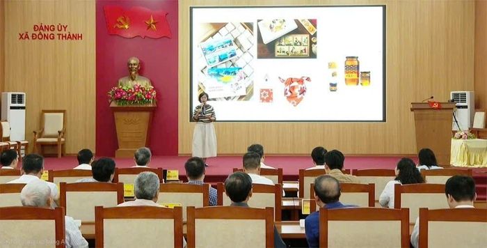  Đại diện Trung tâm Hỗ trợ Khởi nghiệp Sáng tạo Quốc gia trao đổi nội dung “Định hướng xây dựng mô hình làng tuần hoàn cấp xã gắn với kinh tế xanh, kinh tế tuần hoàn và phát triển sinh kế bền vững