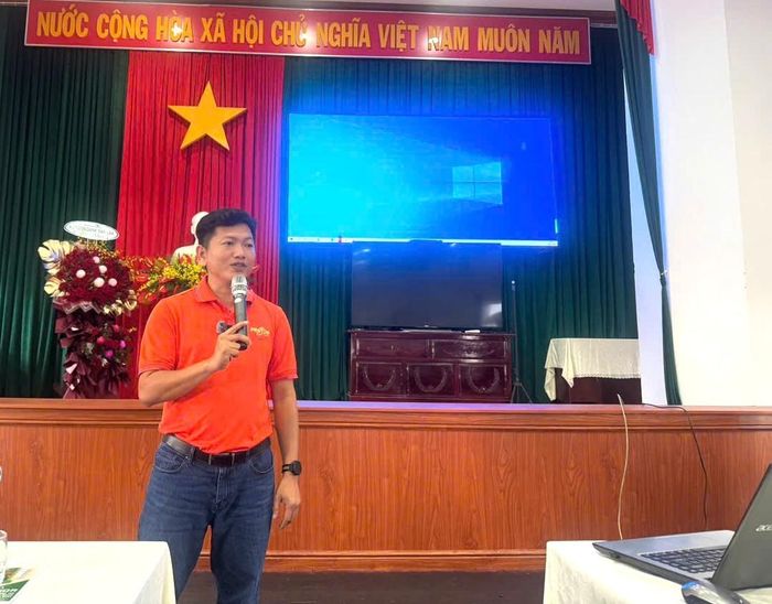 Ông Nguyễn Ngọc Trai, Giám đốc Công ty Protonfusion, chia sẻ giải pháp dinh dưỡng cho cây sầu riêng.