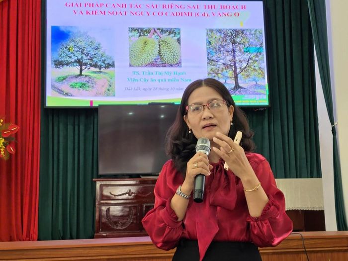 Tiến sĩ Trần Thị Mỹ Hạnh hướng dẫn kỹ thuật chăm sóc cây sầu riêng tại hội nghị tập huấn.