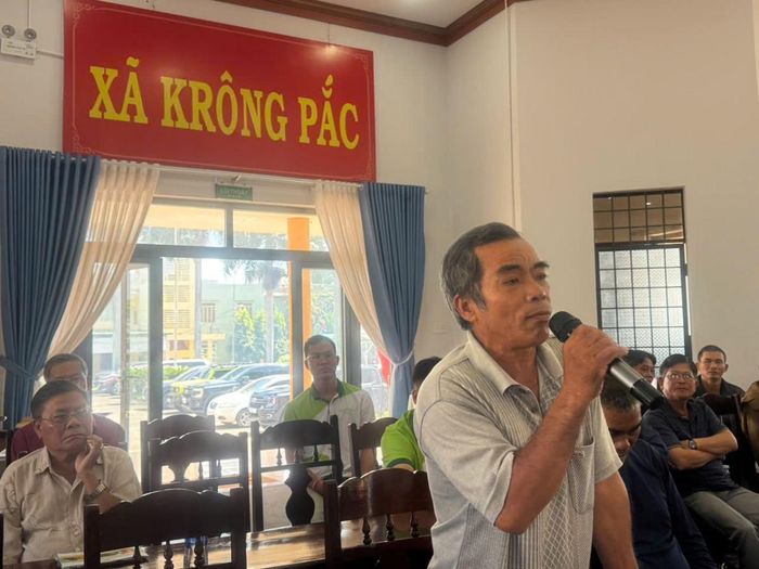 Nông dân trao đổi về giải pháp phòng ngừa cadimi và hạn chế sượng trái sầu riêng.
