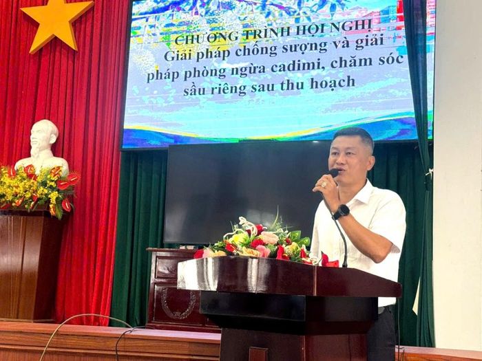 ông Lê Ngọc Hải, Phó Chủ tịch Hiệp hội Sầu riêng tỉnh Đắk Lắk triển khai hệ thống truy xuất nguồn gốc tại xã Krông Pắc.