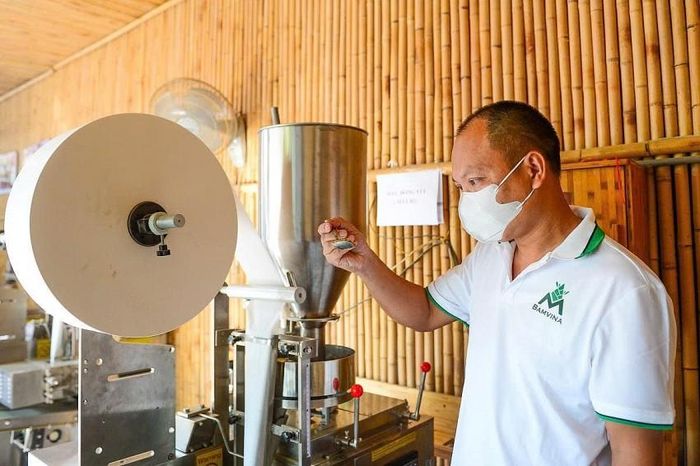 Tỉ lệ pha trộn dược liệu sẽ được anh Nguyễn Mạnh Cường kiểm tra kỹ lưỡng.