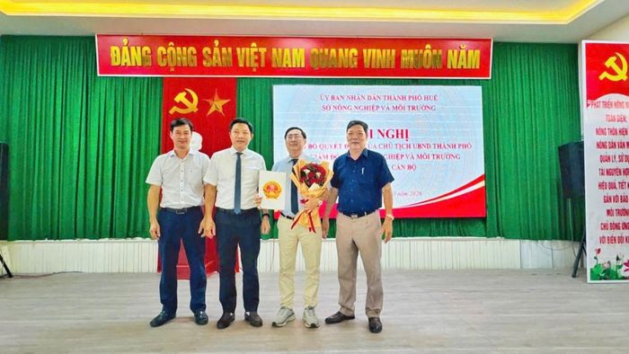 Ông Lê Ngọc Tuấn, Giám đốc Ban Quản lý Rừng và Bảo tồn thiên nhiên Tp. Huế (thứ 2 từ bên phải sang)