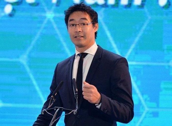Ông là người gốc Á đầu tiên và là một trong những chính khách trẻ nhất từng giữ chức Phó Thủ tướng trong lịch sử nước Đức.