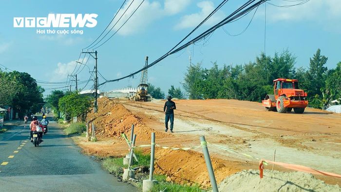 Đoạn đường dẫn phía bờ Đông thiếu vắng biện pháp rào chắn bảo vệ.