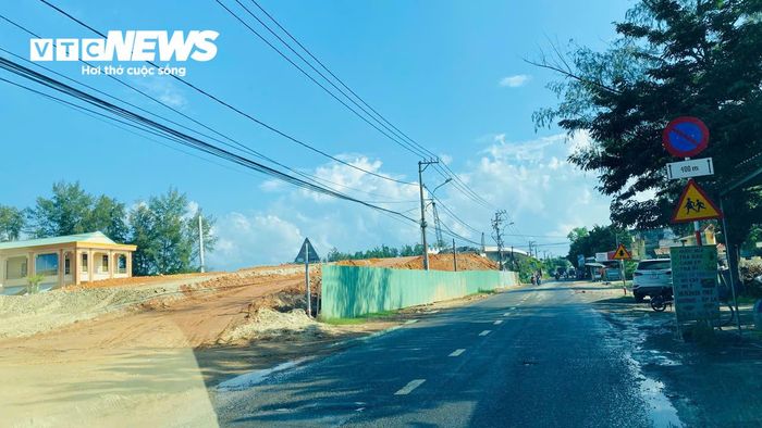 Đoạn đường dẫn phía bờ Tây cầu Nghĩa Tự được lắp đặt hệ thống rào chắn tương đối bài bản.