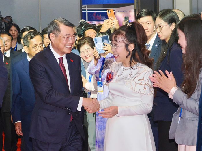 Thủ tướng Lê Minh Hưng gặp gỡ các đại biểu, doanh nghiệp tại Diễn đàn.