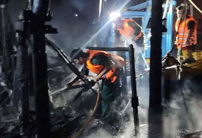 Tàu cá bị ngọn lửa thiêu rụi.