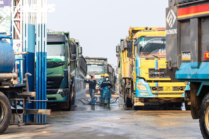  Dù các đơn vị đã thực hiện rửa xe trước khi rời công trường, tình trạng bụi bẩn vẫn chưa được cải thiện đáng kể.