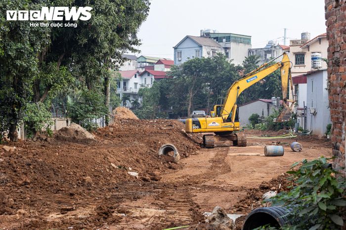 Xe tải và các phương tiện phục vụ thi công hoạt động liên tục ngày đêm để vận chuyển đất đá, vật liệu xây dựng cho các dự án.