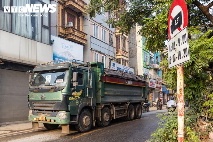 Đáng chú ý, dù đã có biển báo hạn chế tải trọng, xe tải hạng nặng vẫn xuất hiện trên đường Hoàng Tăng Bí và khu vực Cầu Mới, làm gia tăng áp lực lên tuyến đường vốn đã chật hẹp.