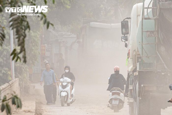 Đường Hoàng Tăng Bí dài gần 2 km, kết nối khu vực ngã ba Nam Thăng Long với đường Phạm Văn Đồng. Theo ghi nhận, mật độ xe công trình dày đặc khiến bụi đất từ hoạt động thi công và các chuyến xe chở vật liệu liên tục phát tán, phủ kín mặt đường và khu dân cư hai bên.