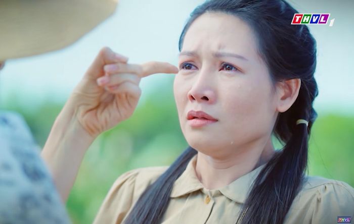 Trong phim, diễn xuất của Văn Phượng gây ấn tượng bằng lối bộc lộ cảm xúc tiết chế. Gương mặt đậm nét Á đông cùng ánh mắt giàu nội tâm giúp cô khắc họa trọn vẹn số phận chìm nổi của nhân vật.