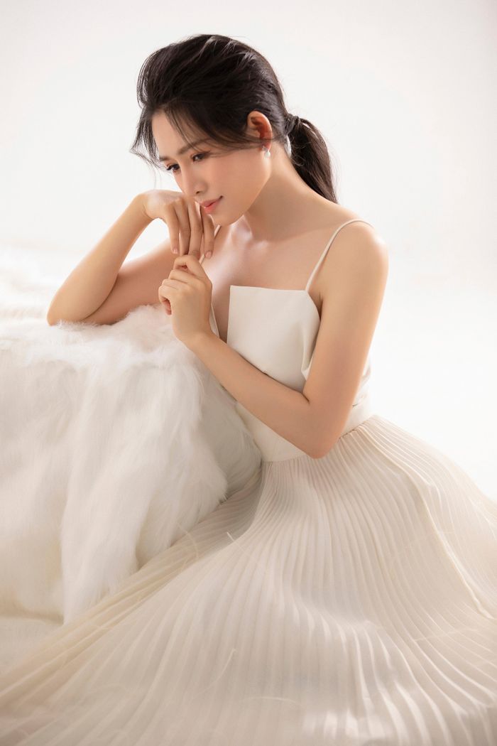 “Tôi từng trải qua nhiều thử thách, áp lực và cả thất bại nhưng dù thế nào vẫn kiên trì cố gắng như cách bản thân chắt chiu đến từng giọt nước mắt, gặm nhắm nỗi khổ đau để có thể hòa làm một với vai diễn xem đó là cuộc đời của chính mình”, cô nói.