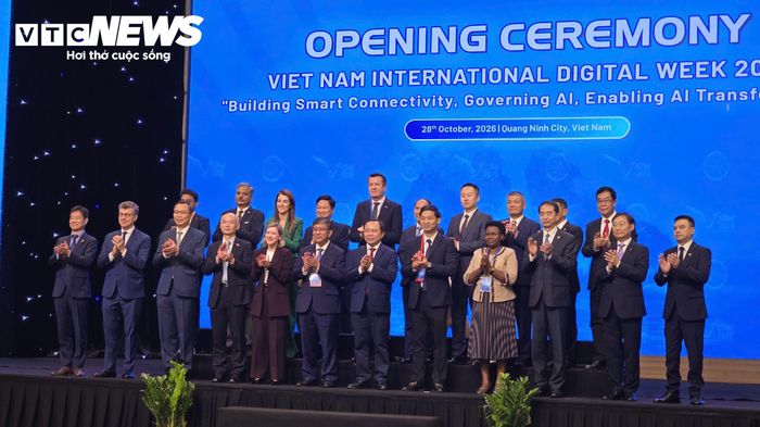 Các đại biểu chụp hình tại sự kiện. (Ảnh: Hoa Vũ)
