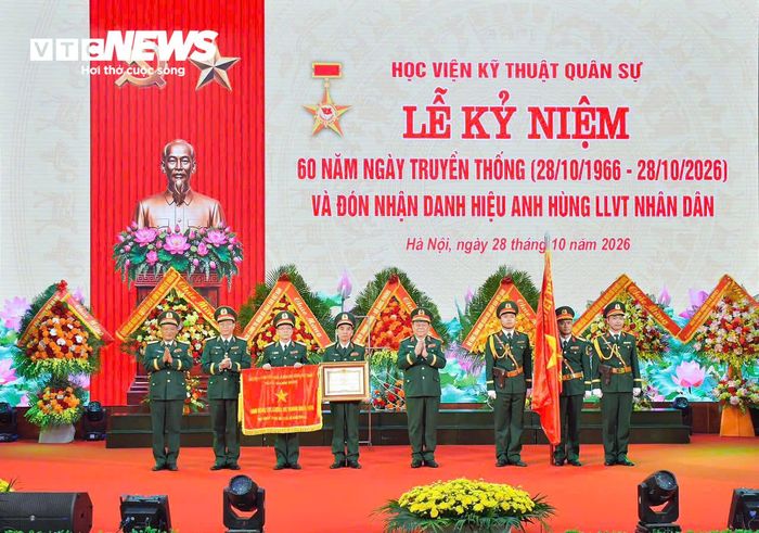Học viện Kỹ thuật Quân sự đón nhận danh hiệu Anh hùng Lực lượng vũ trang nhân dân lần thứ hai tại lễ kỷ niệm 60 năm Ngày truyền thống.