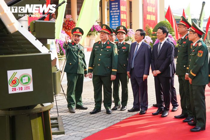 Đại tướng Nguyễn Trọng Nghĩa cùng các đại biểu tham quan khu trưng bày sản phẩm khoa học, công nghệ của Học viện Kỹ thuật Quân sự.