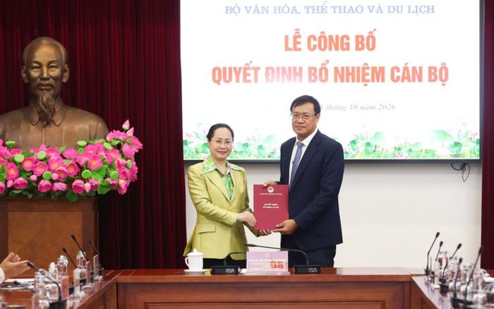 Bộ trưởng Lâm Thị Phương Thanh trao quyết định điều động, bổ nhiệm tân Chánh Văn phòng Bộ VHTTDL Đặng Hà Việt.